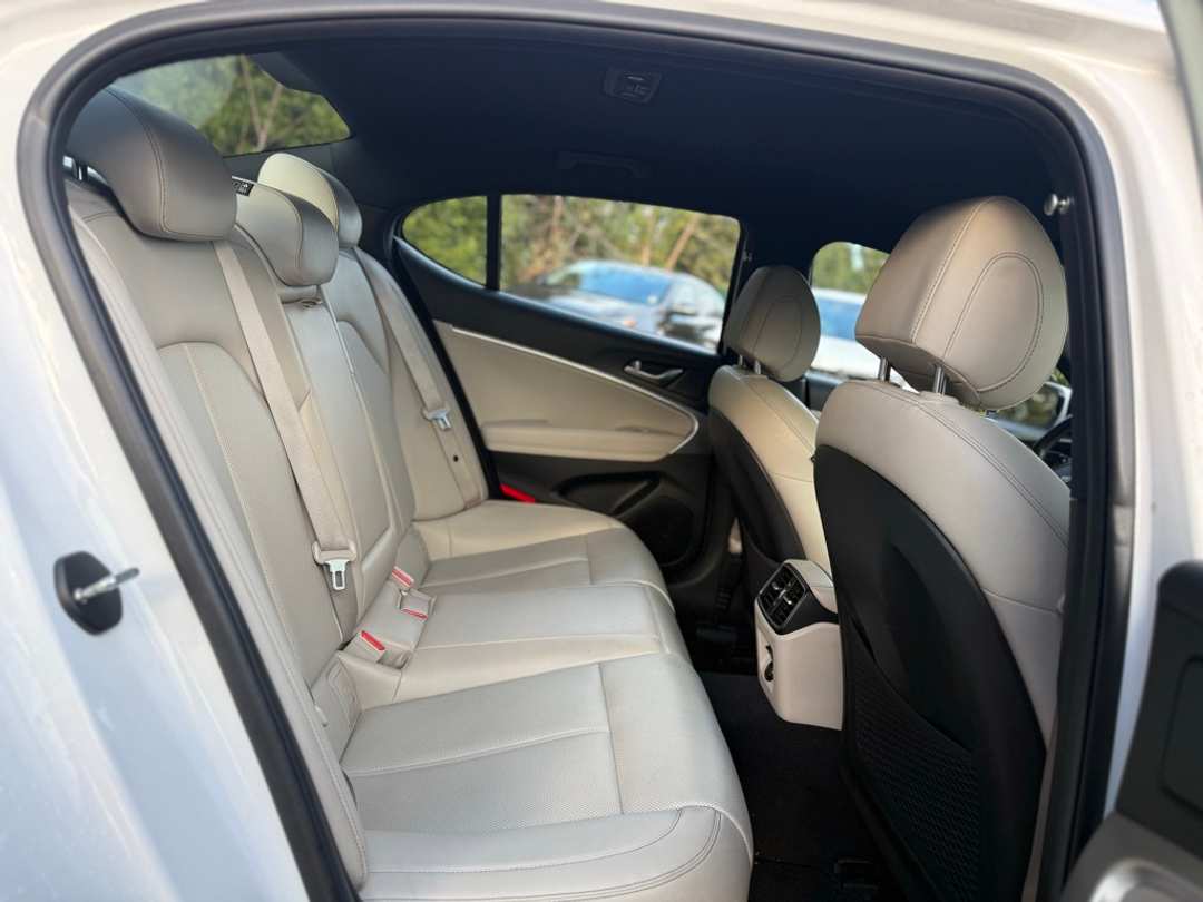 2022 Genesis G70 2.0T - Image 18