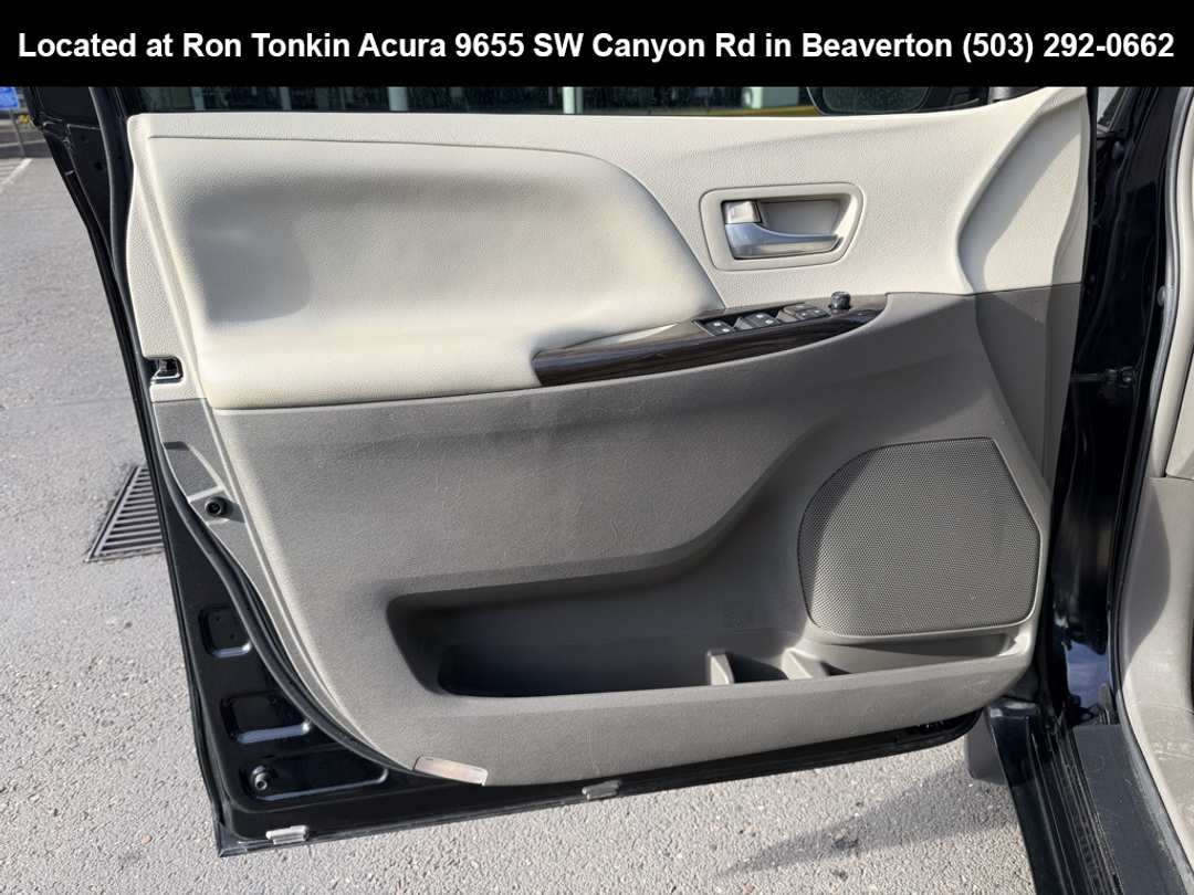 2017 Toyota Sienna XLE - Image 11