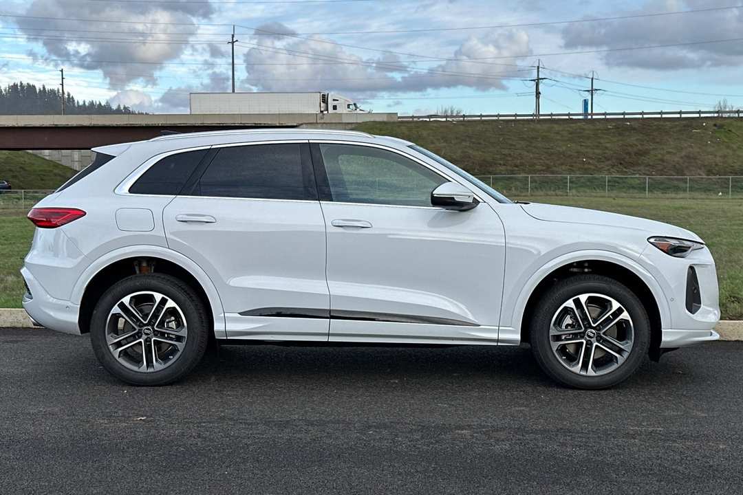 2025 Audi Q5 - Image 2