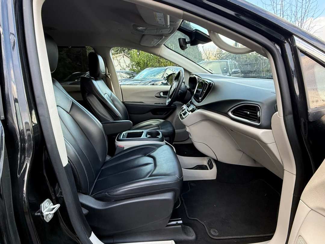 2023 Chrysler Pacifica Touring L - Image 19