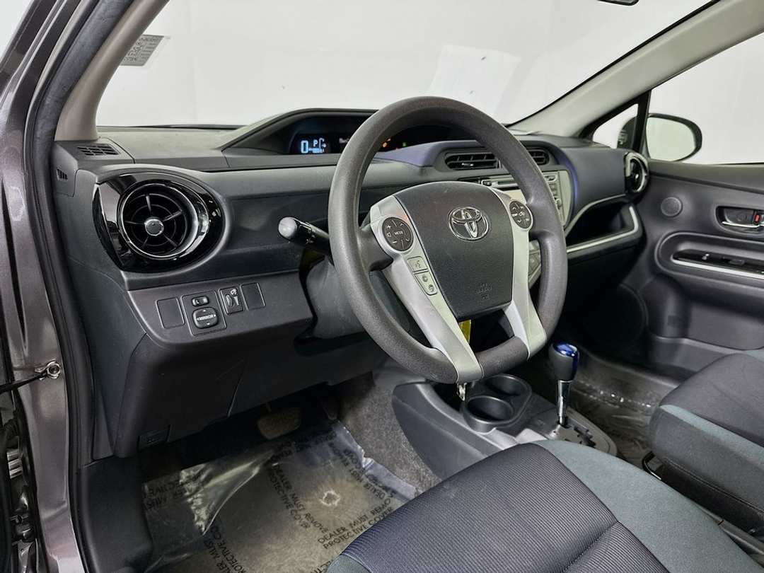 2015 Toyota Prius C - Image 10