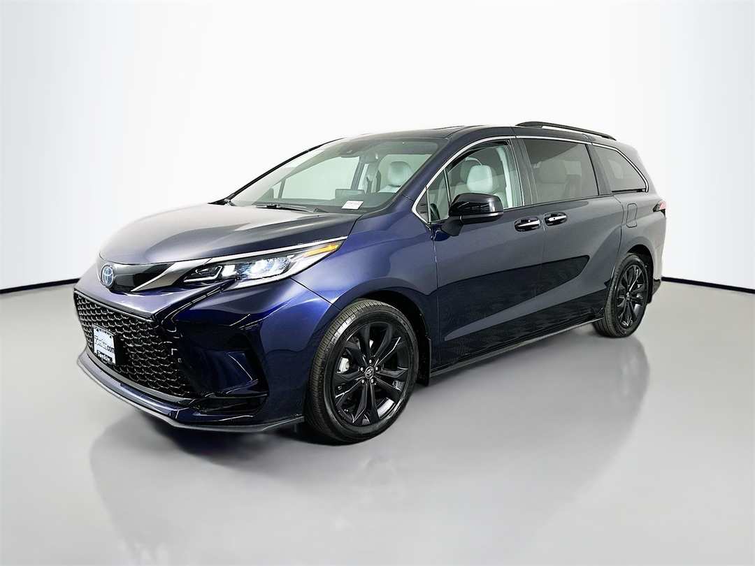 2022 Toyota Sienna XSE - Image 3