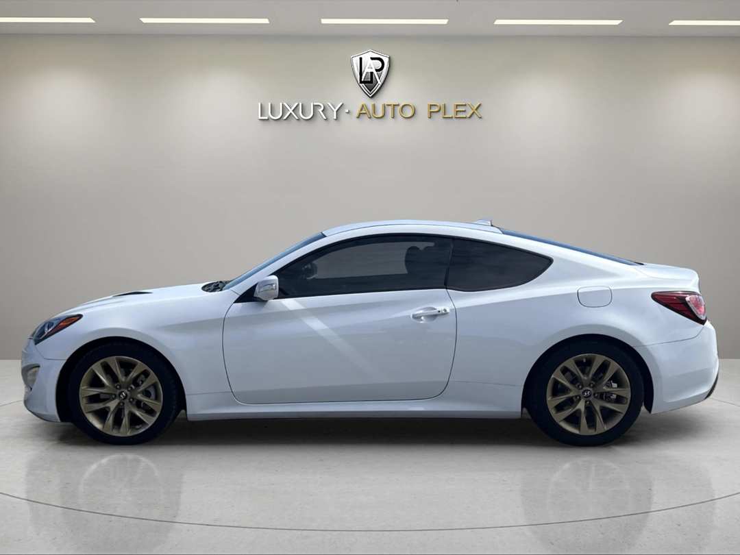 2015 Hyundai Genesis 3.8 2D - Image 2