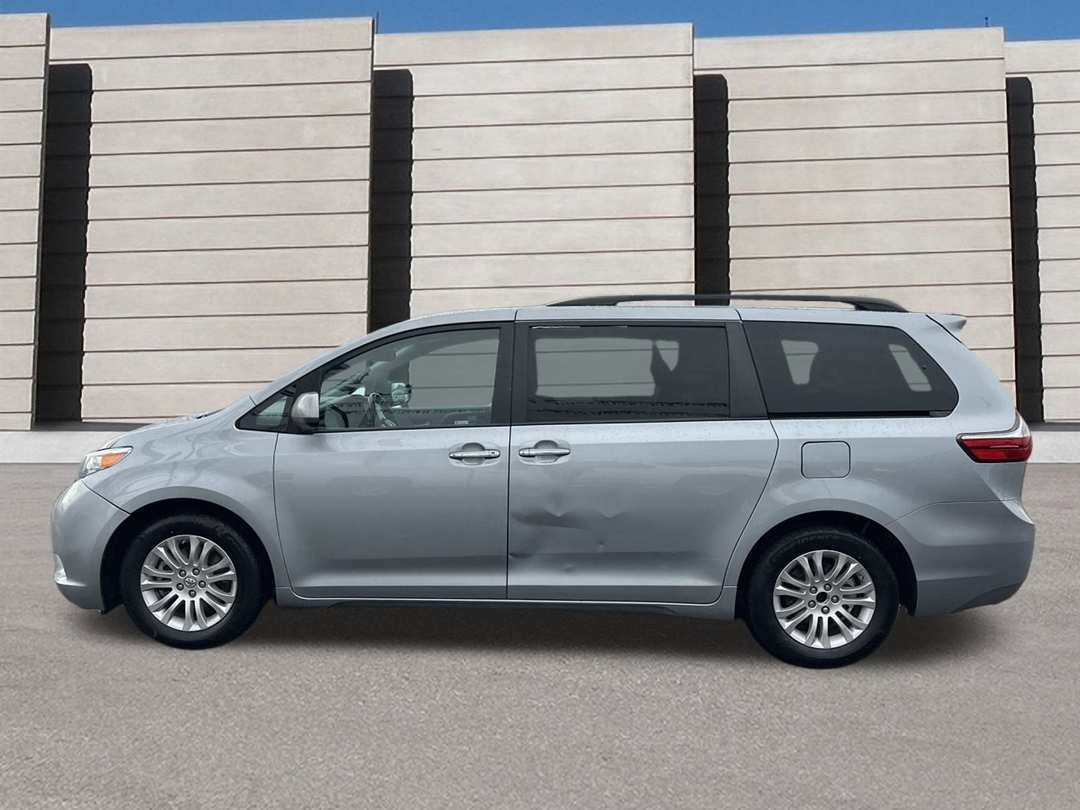 2015 Toyota Sienna - Image 2