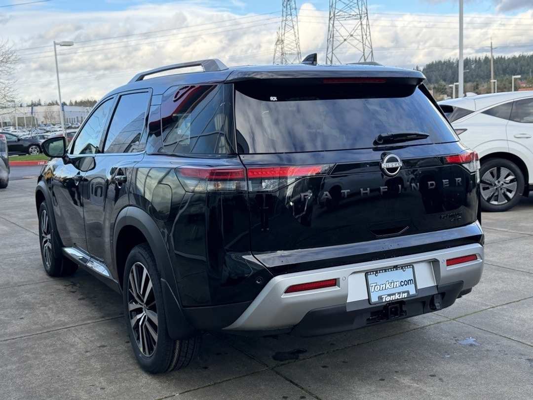 2025 Nissan Pathfinder Platinum - Image 5