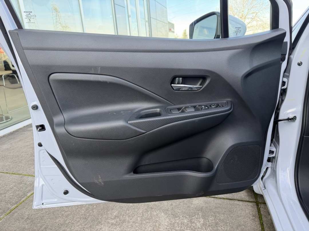 2025 Nissan Versa 1.6 SV - Image 11