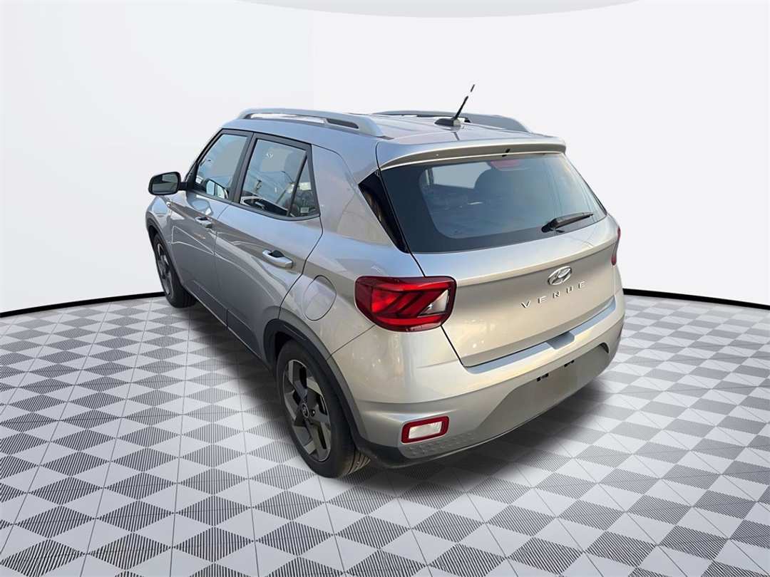 2025 Hyundai Venue SEL - Image 5