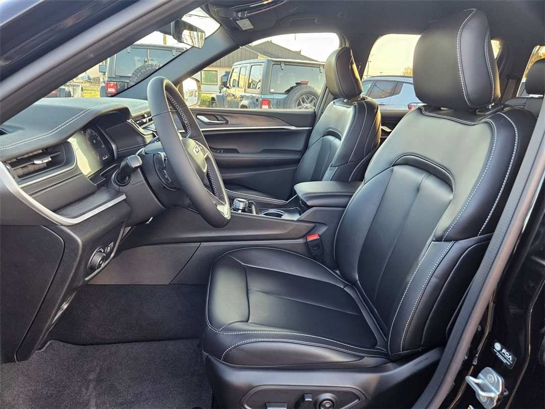 2025 Jeep Grand Cherokee Limited - Image 14