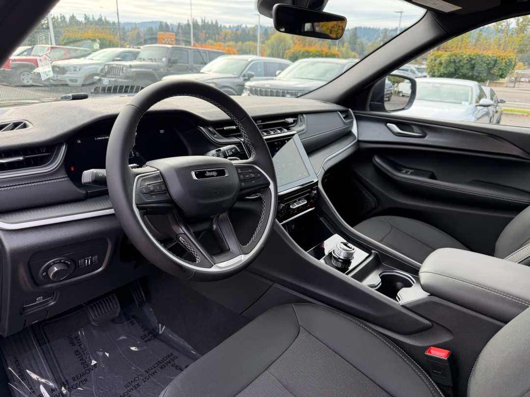 2025 Jeep Grand Cherokee Laredo X - Image 14