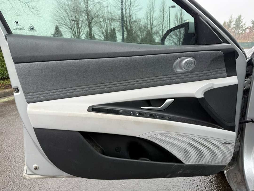 2021 Hyundai Elantra Limited - Image 19