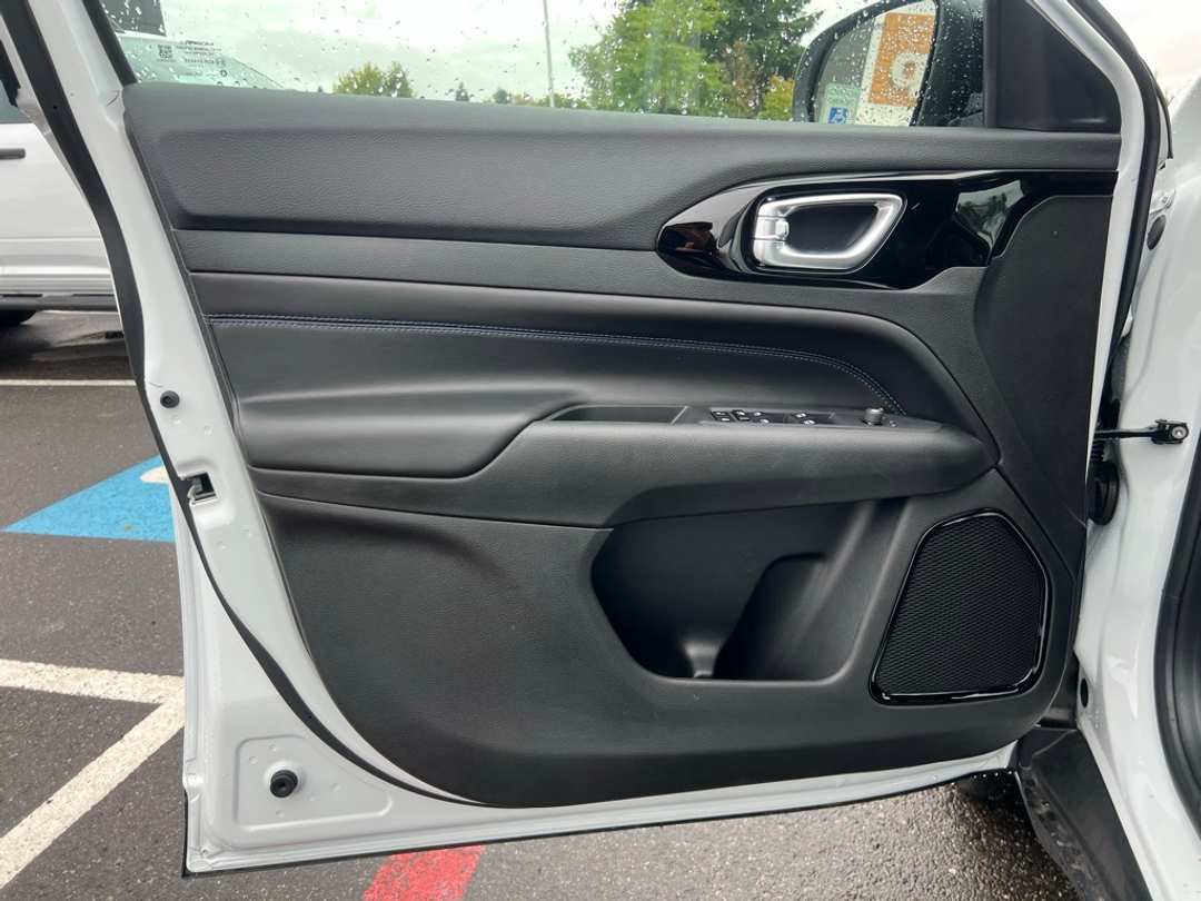 2026 Jeep Compass Latitude - Image 10