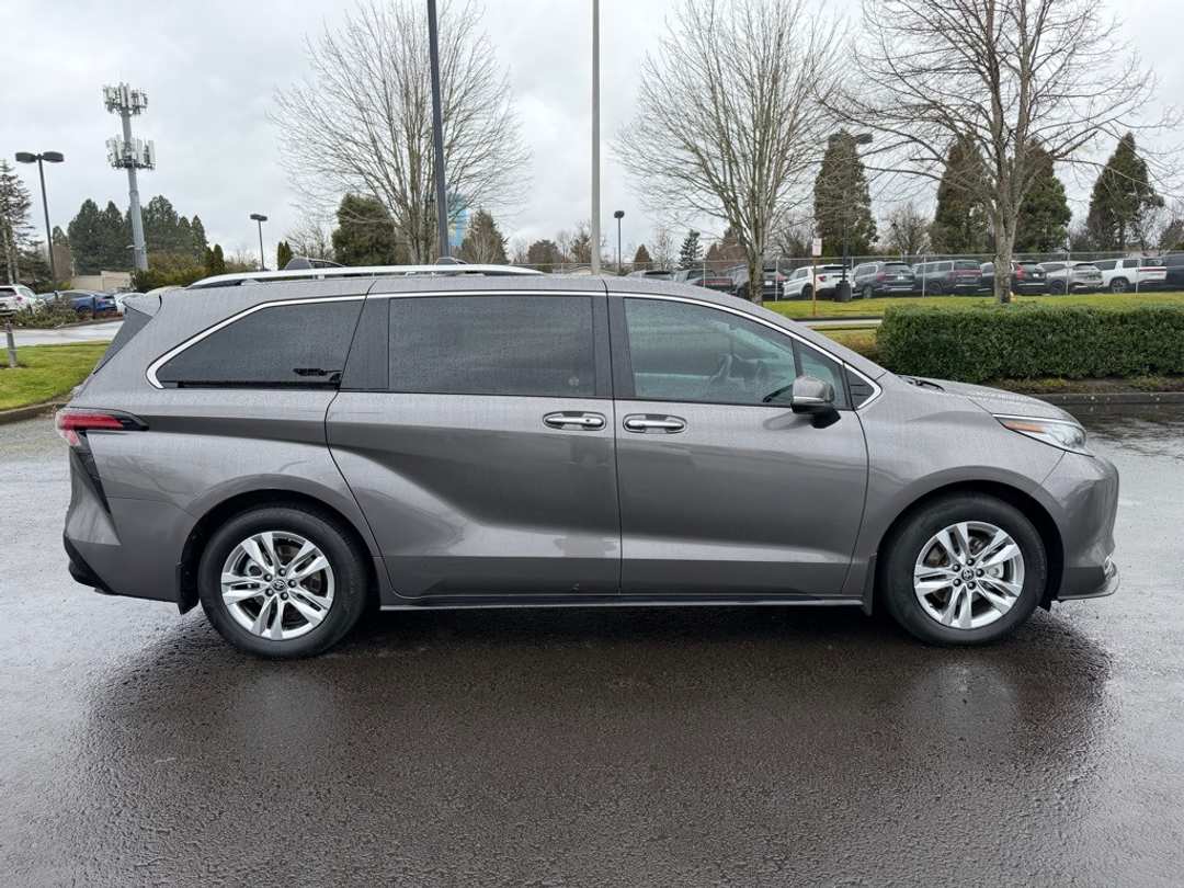 2024 Toyota Sienna Limited - Image 9