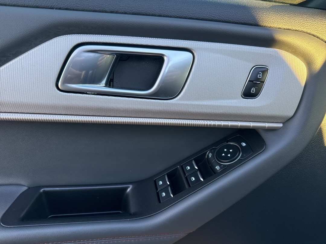 2025 Ford Explorer Active - Image 12