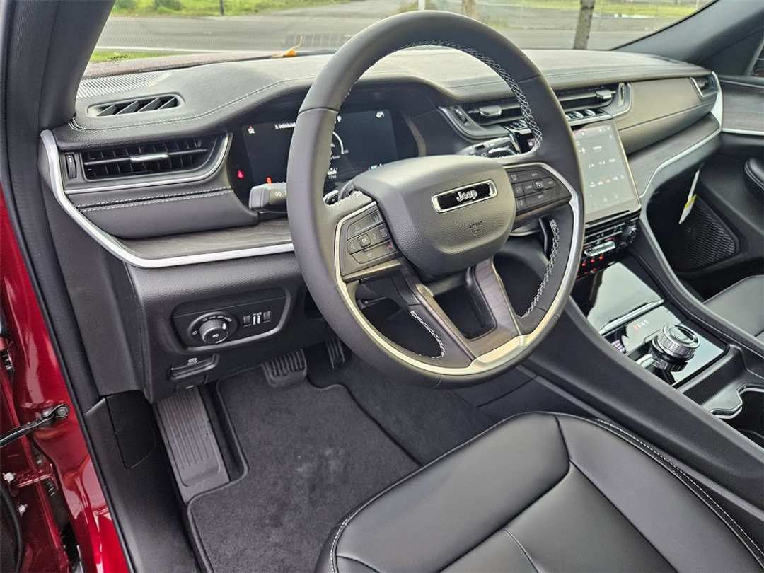 2025 Jeep Grand Cherokee L Limited - Image 13