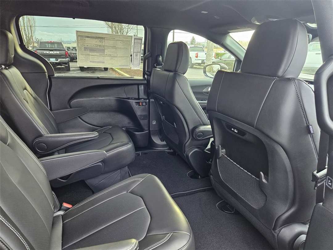 2026 Chrysler Pacifica Select - Image 38