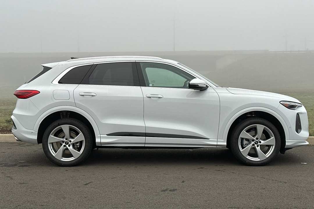 2025 Audi Q5 2.0T Premium Plus - Image 2