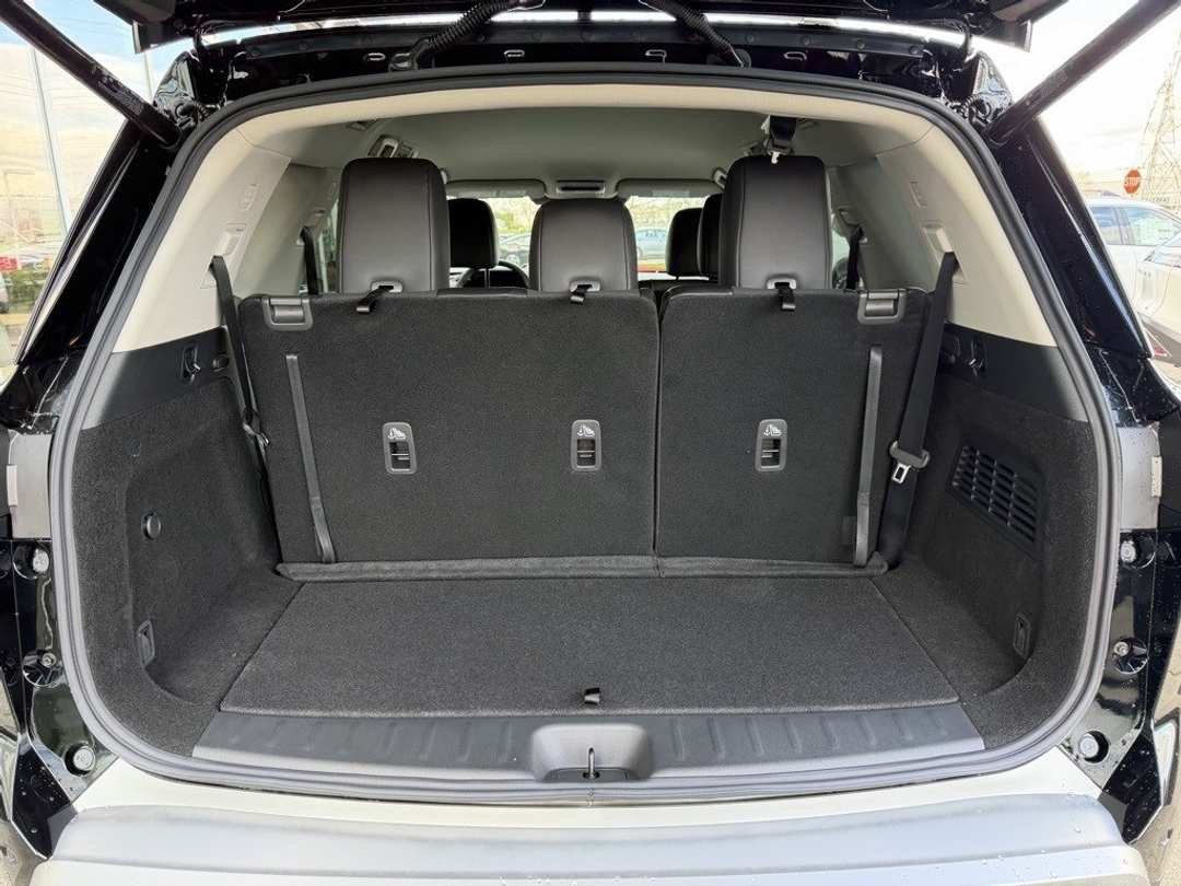 2025 Nissan Pathfinder SL - Image 10