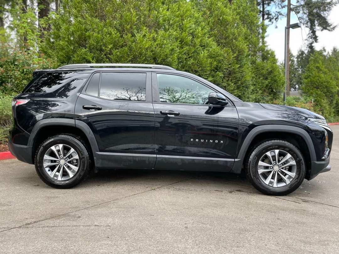 2025 Chevrolet Equinox LT - Image 3