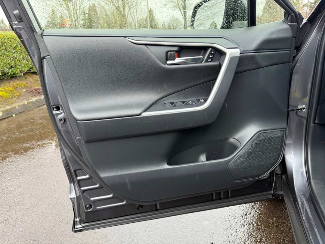 2023 Toyota Rav4 XSE - Image 13