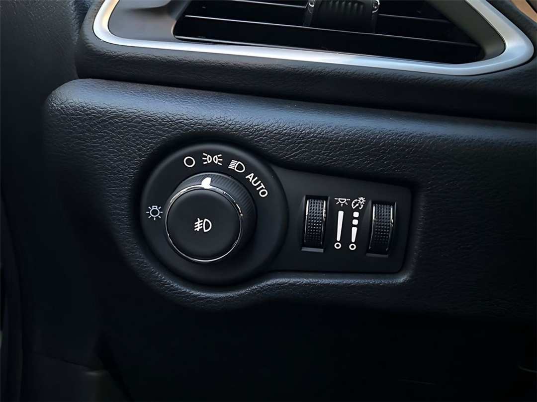 2025 Chrysler Pacifica Select - Image 17