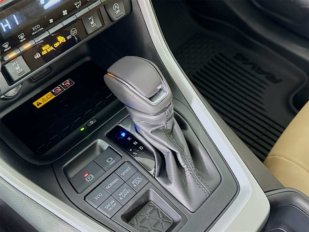 2025 Toyota Rav4 XLE Premium - Image 17