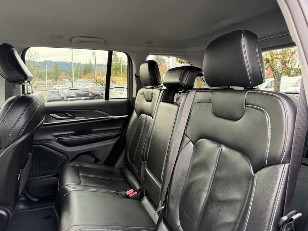 2023 Jeep Grand Cherokee Limited - Image 30