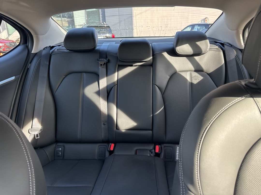 2026 Genesis G70 2.5T - Image 28