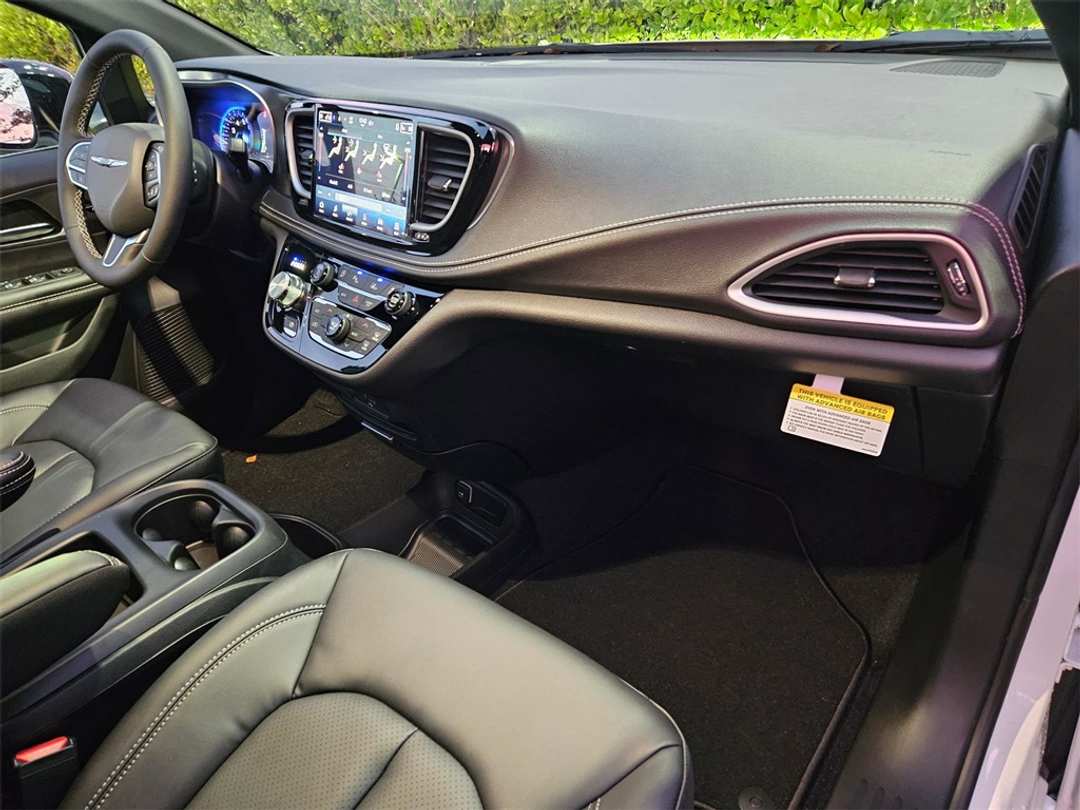 2026 Chrysler Pacifica Select - Image 39