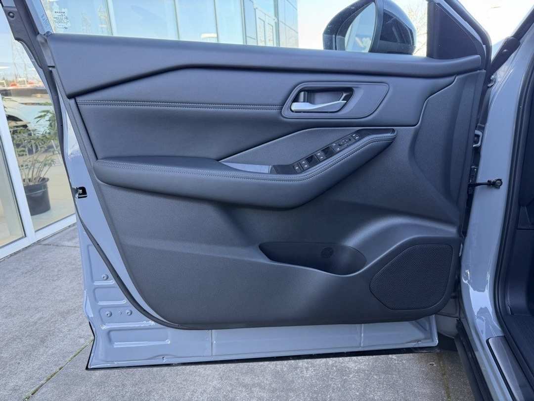 2026 Nissan Rogue Dark Armor - Image 12