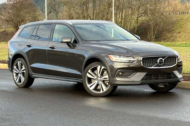 2025 Volvo V60 Cross Country B5 Plus
