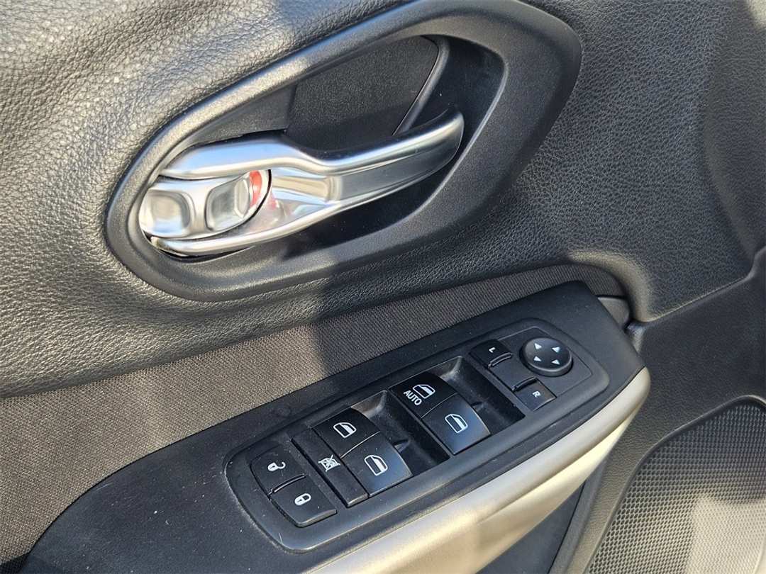 2018 Jeep Cherokee Latitude - Image 11