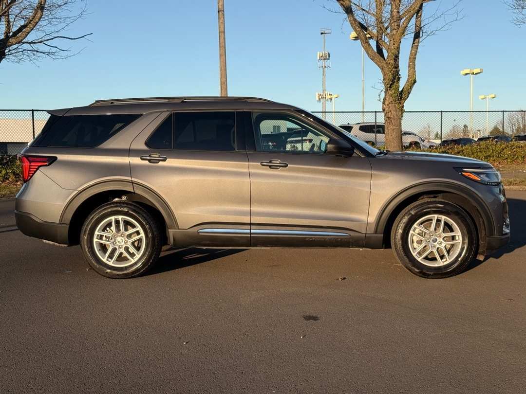 2025 Ford Explorer Active - Image 8