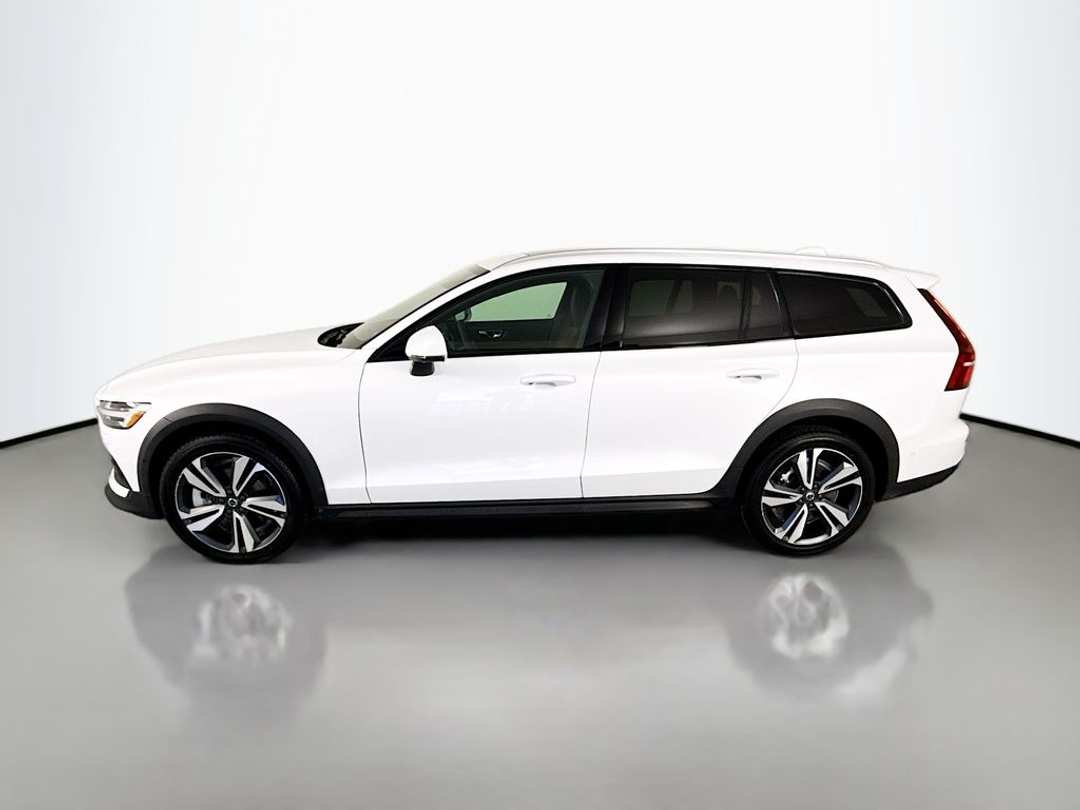 2024 Volvo V60 Cross Country B5 Plus - Image 2