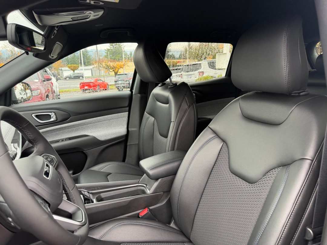 2026 Jeep Compass Latitude - Image 14