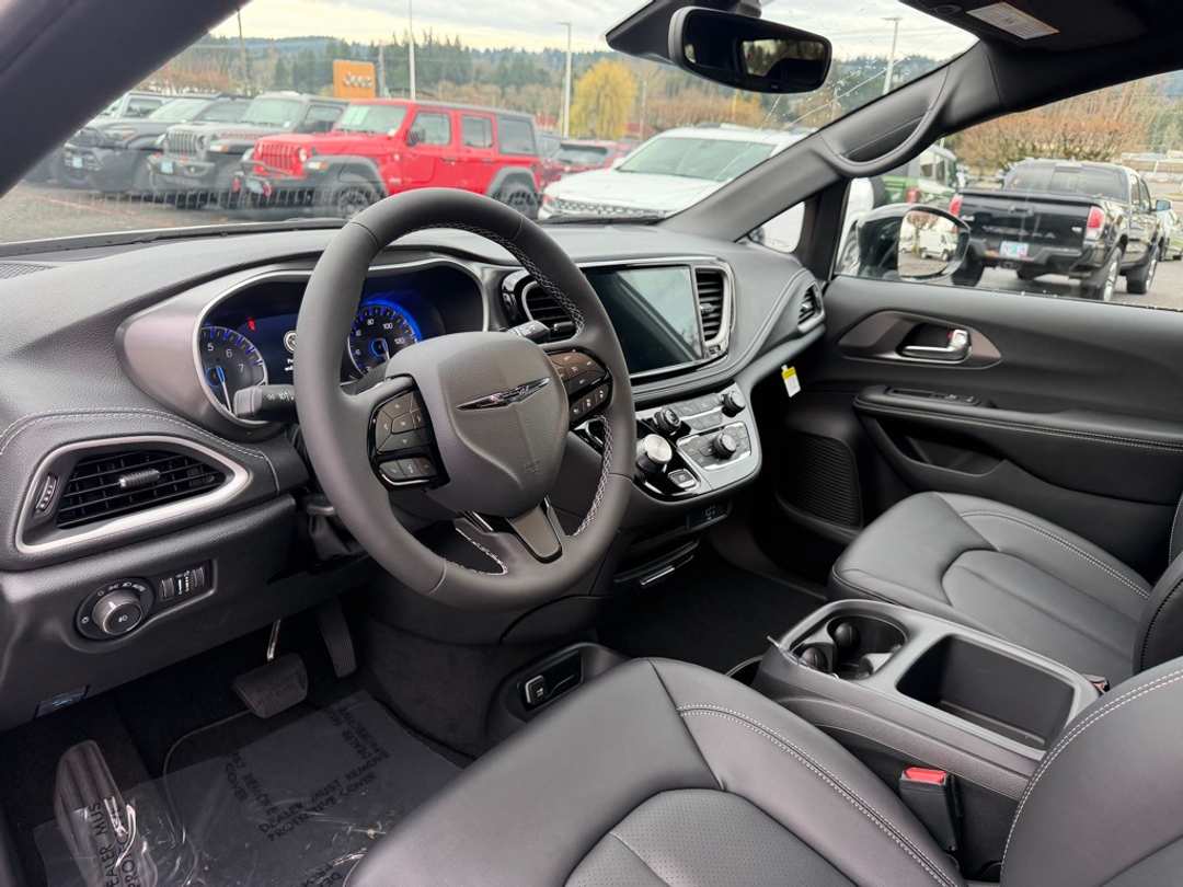 2026 Chrysler Pacifica Select - Image 17