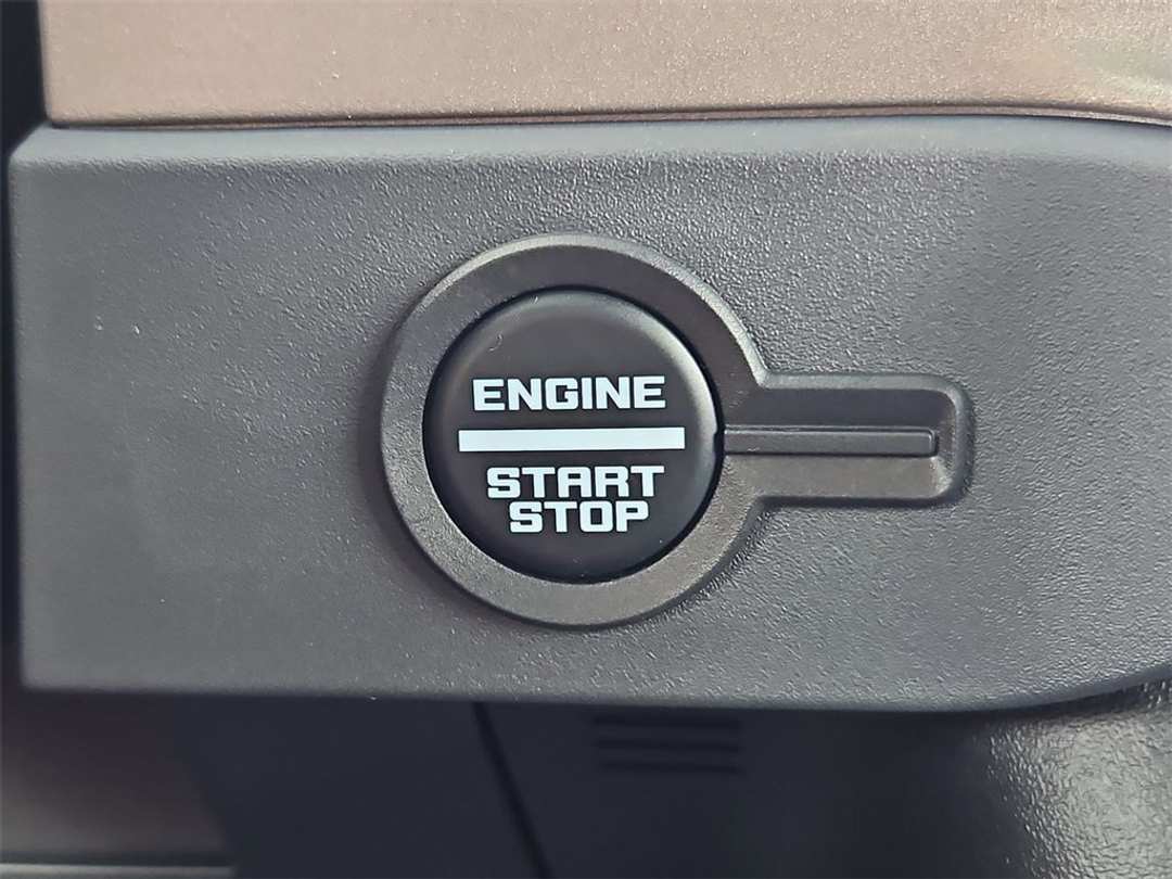 2025 Ford Bronco Outer Banks - Image 16