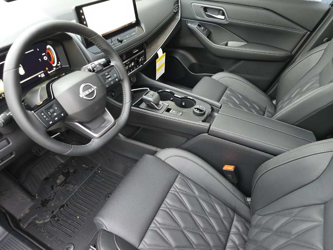 2026 Nissan Rogue Platinum - Image 9