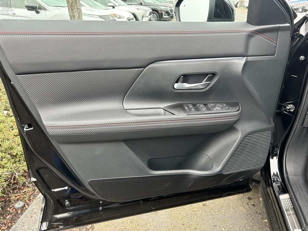 2025 Nissan Kicks SR - Image 9