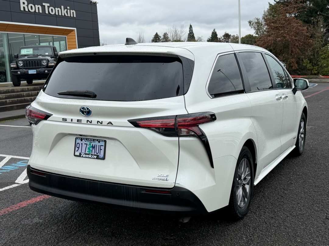2021 Toyota Sienna XLE - Image 8