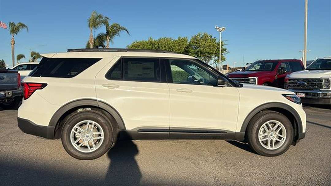 2026 Ford Explorer Active - Image 2