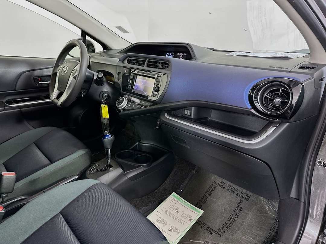 2015 Toyota Prius C - Image 27