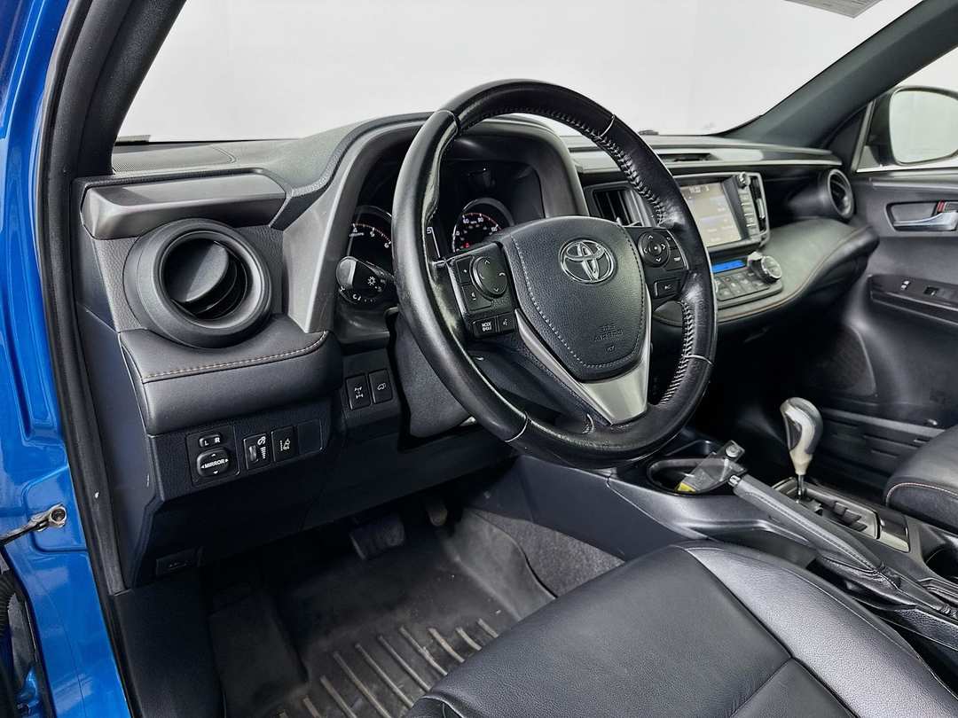 2016 Toyota Rav4 SE - Image 10