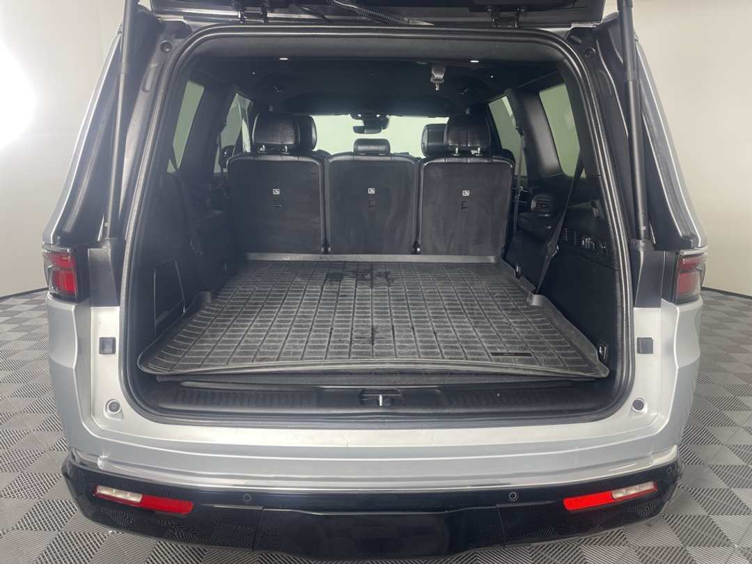 2024 Jeep Wagoneer - Image 12