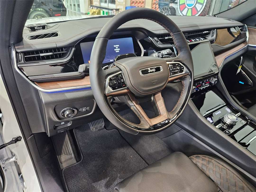 2025 Jeep Grand Cherokee Summit - Image 13