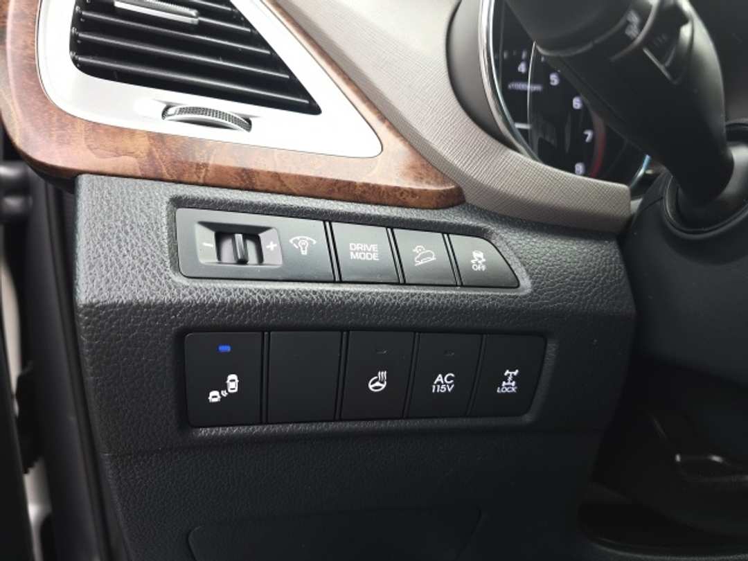 2017 Hyundai Santa Fe SE Ultimate - Image 11