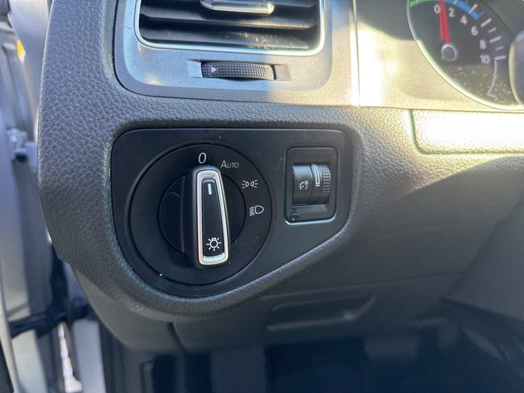 2015 Volkswagen E-Golf SEL Premium - Image 31