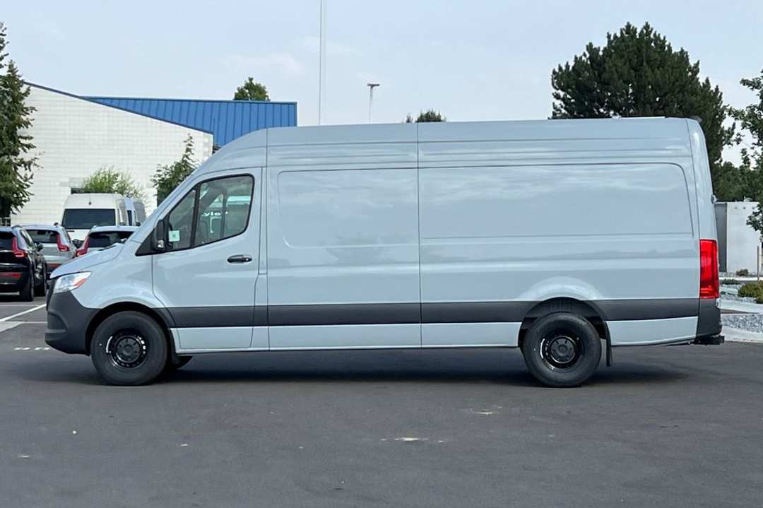 2024 Mercedes-Benz Sprinter 2500 Cargo 170 WB - Image 2