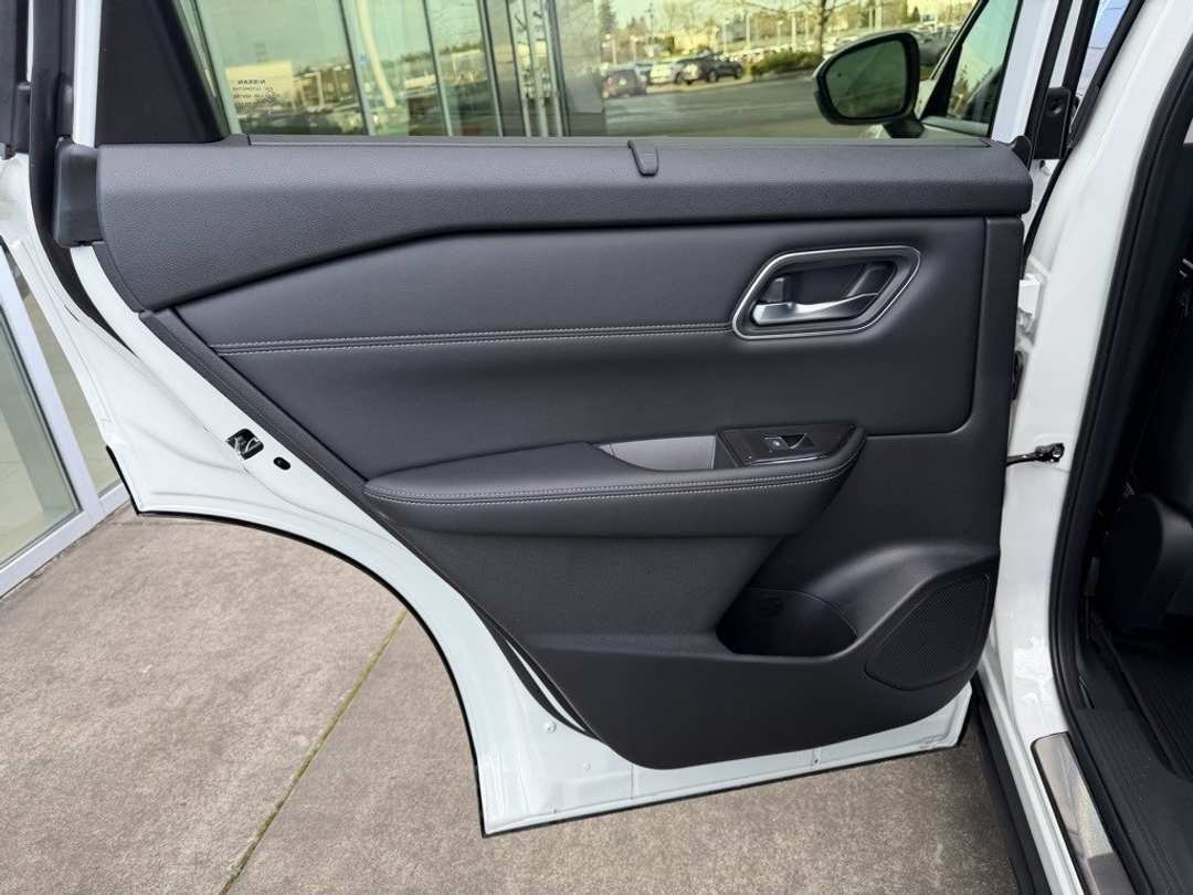 2026 Nissan Rogue Platinum - Image 30