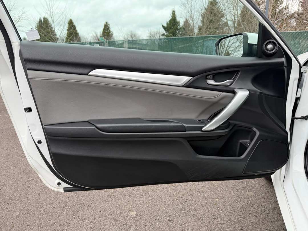 2017 Honda Civic Touring - Image 12