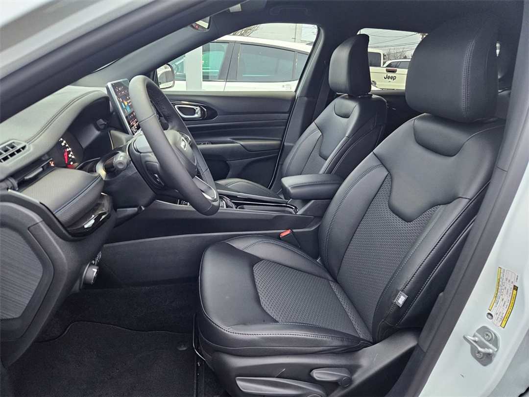 2026 Jeep Compass Latitude - Image 14